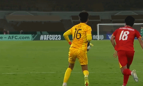 华体会APP-真出名了！李昊赛后获越南教练摸头点赞：越南球迷呼吁给他立碑